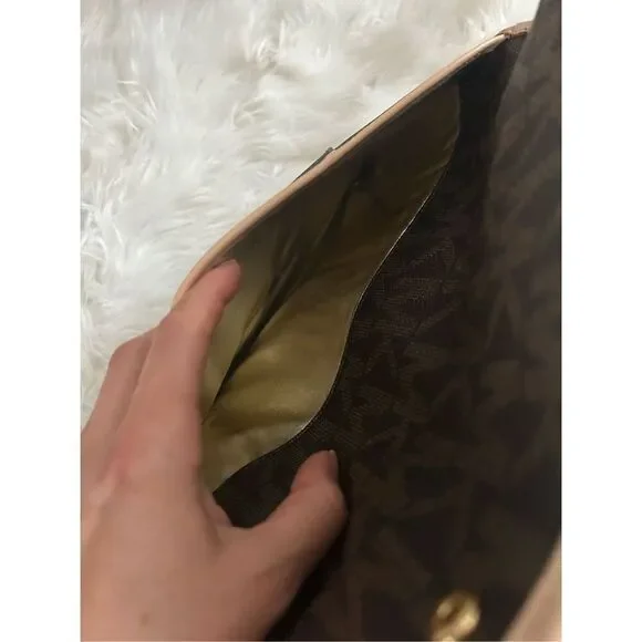 Michael Kors Envelope Clutch iPad cover or reading kindle Modern And stylish - Picture 3 of 9